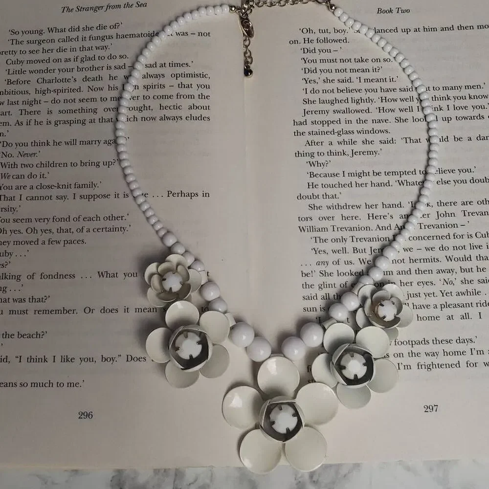 White‎ Floral Statement Necklace